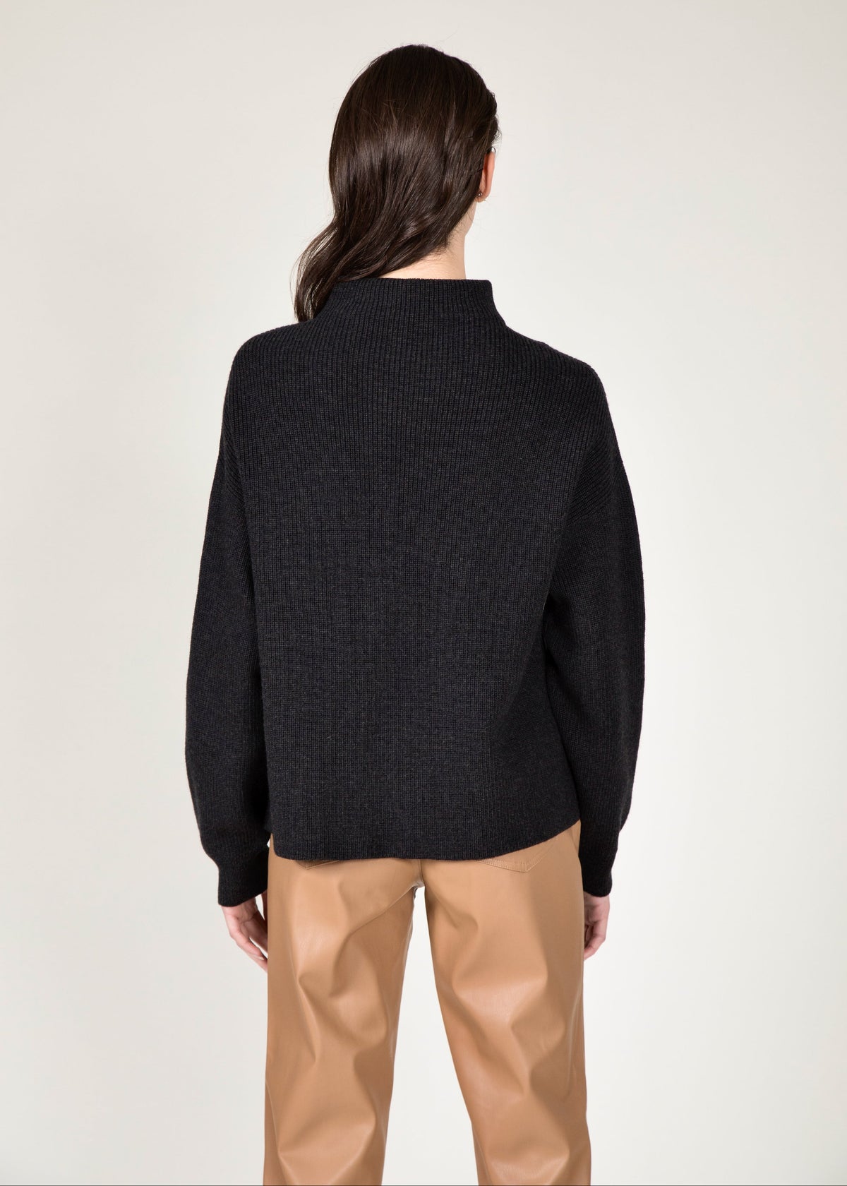 Un pull en tricot côtelé